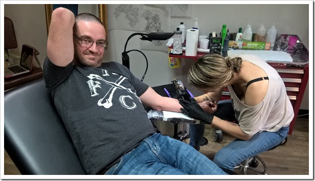 Lucy Webster inking a tattoo.